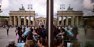 Πολίτες κοντά στην πύλη του Βραβεμβούργου, στο Βερολίνο