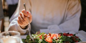 γυναίκα τρώει τροφές με βιταμίνη C