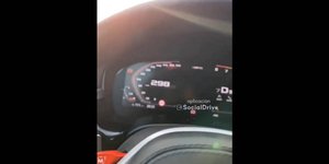 Με 300 χλμ./ώρα δίπλα στις ράγες -Η τρελή κόντρα αυτοκινήτου με τρένο που έγινε viral (video)