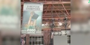 Κατέβηκε το λάβαρο με τον Μποντιρόγκα από το «Telekom Center Athens»