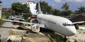 Ένα εκ των δύο εγκαταλελειμμένων Boeing 737 που βρίσκονται σε κοινή θέα στο Μπαλί 