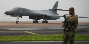 Αμερικανικό βομβαρδιστικό B-1 Lancer προσγειώθηκε στη βάση Fairford της RAF στο Γκλόστερσιρ 