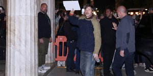 Η αναχώρηση του Μπραντ Πιτ από το δημαρχείο στην πλατεία Κοτζιά