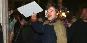 Ο Μπραντ Πιτ έξω από το Δημαρχείο στην πλατεία Κοτζιά