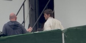 Ο Μπραντ Πιτ μπαίνει στο καμαρίνι του στην πλατεία Κοτζιά