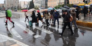 Βροχή στην Αθήνα, κόσμος με ομπρέλες