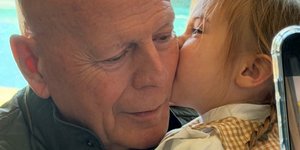 Ο Μπρους Γουίλις αγκαλιά με την εγγονή του