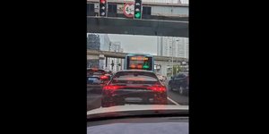 Ένδειξη φωτεινού σηματοδότη στο πίσω μέρος λεωφορείου 