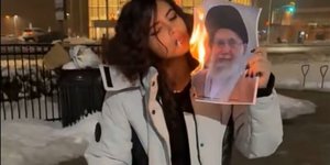 Ιρανή ανάβει τσιγάρο καίγοντας φωτό του Χαμενεϊ