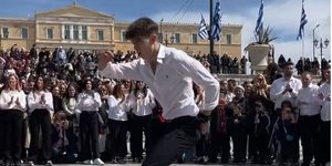 Το ζεϊμπέκικο του Μάνθου, στην πλατεία Συντάγματος