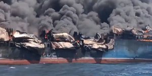 Τάνκερ καίγεται στα Στενά του Ορμούζ