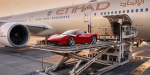 Μεταφορά πολυτελούς αυτοκινήτου με αεροπλάνο