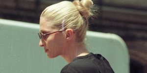 Καρολίν Μπεσέτ Κένεντι κοντινό ξανθά μαλλιά κότσος