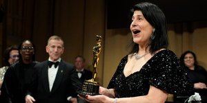 Η Κασσάνδρα Κουλουκουντή με το Όσκαρ στα χέρια