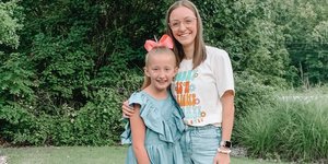 Η δασκάλα με τη μαθήτριά της, την οποία υιοθέτησε