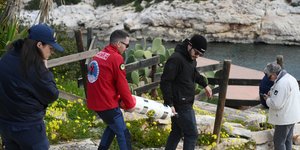 Διασώστες στα λιμανάκια Βουλιαγμένης