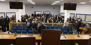 Η αίθουσα στην οποία ξεκίνησε η δίκη για τα Τέμπη