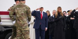 Ο Ντόναλντ Τραμπ και η Μελάνια υποδέχονται τις σορούς των 6 Αμερικανών στρατιωτών