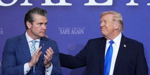 Ο Ντόναλντ Τραμπ και ο υπουργός Άμυνας των ΗΠΑ, Πιτ Χέγκσεθ