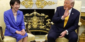 Ένα αμήχανο στιγμιότυπο εκτυλίχθηκε προ μερικών ωρών στον Λευκό Οίκο κατά τη διάρκεια των κοινών δηλώσεων του Ντόναλντ Τραμπ με την Σανάε Τακαϊτσι / ΑΡ