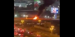 Το αυτοκίνητο φλέγεται από συντρίμμια ιρανικού πυραύλου