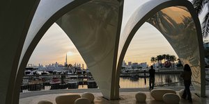 Λιγοστοί τουρίστες στο λιμάνι του Ντουμπάι Κρικ στο Ντουμπάι, Ηνωμένα Αραβικά Εμιράτα