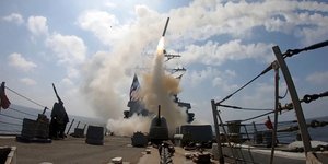 Eκτόξευση πυραύλου από πολεμικό πλοίο των ΗΠΑ κατά του Ιράν 