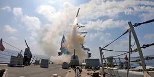 Eκτόξευση πυραύλου από πολεμικό πλοίο των ΗΠΑ κατά του Ιράν 