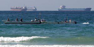 Εμπορικά πλοία στο στενό του Ορμούζ