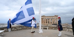 Συγκίνηση κατά την έπαρση της σημαίας στην Ακρόπολη