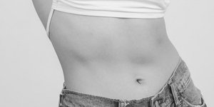 γυναίκα με επίπεδη κοιλιά