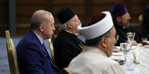 Ο Τούρκος πρόεδρος, Ρετζέπ Ταγίπ Ερντογάν, στο διαθρησκειακό δείπνο – Πηγή φωτογραφίας: Τουρκική Προεδρία 