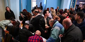 Στιγμιότυπο από τις εσωκομματικές εκλογές του ΠΑΣΟΚ-Κινήματος Αλλαγής για την ανάδειξη 4.000 συνέδρων από το εκλογικό κέντρο στο 1ο Δημοτικό Σχολείο Περιστερίου, Κυριακή 15 Μαρτίου 2026