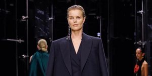 Η Εύα Χερτζίκοβα στα 52 της στην πασαρέλα του Givenchy -Και παραμένει εντυπωσιακή