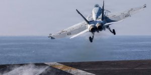 Μαχητικό F/A-18E Super Hornet απονηώνεται από το αεροπλανοφόρο USS Abraham Lincoln