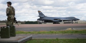 Αμερικανικό βομβαδιστικό τύπου B1 στην βρετανική βάση του Φέρφορντ, έτοιμο για επιχείρηση εναντίον του Ιράν 