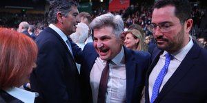 Ο Νικόλας Φαραντούρης χαμογελαστός στο συνέδριο του ΠΑΣΟΚ