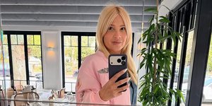 φαιη σκορδα με ροζ μπουφαν