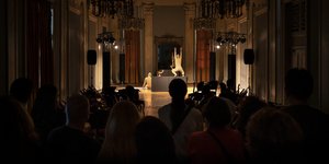 Το Δημοτικό Θέατρο Πειραιά παρουσιάζει για δεύτερη χρονιά και μόνο για δυο Κυριακές τη δράση «Φάντασμα στη Μηχανή». Μια ξεχωριστή περιπατητική και εικαστική παρέμβαση στους μοναδικούς χώρους του ιστορικού θεάτρου με την υπογραφή του Γιώργου Δρίβα.