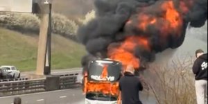 Τυλίχτηκε στις φλόγες πούλμαν με οπαδούς της Σίτι που πήγαινε στο Γουέμπλεϊ