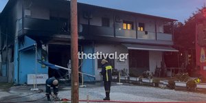 Φωτιά σε κατάστημα με είδη αλιείας στον Σταυρό