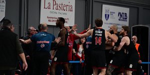 Παίκτες του Ολυμπιακού σταματούν τον Φουρνιέ που κινείται κατά οπαδού