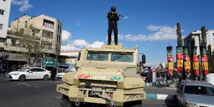 Άνδρας της αστυνομίας των Φρουρών της Επανάστασης στο κέντρο της Τεχεράνης 