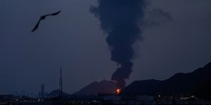 Φωτιά και καπνός κοντά στην πετρελαϊκή εγκατάσταση της Φουτζάιρα, στα Ηνωμένα Αραβικά Εμιράτα