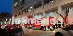 Οχήματα της Πυροσβεστικής έξω από τη ΓΑΔΑ