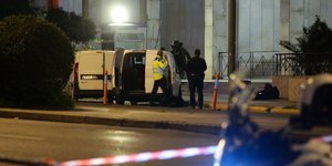 Άνδρας απειλούσε με χειροβομβίδες έξω από τη ΓΑΔΑ