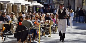 Γάλλοι απολαμβάνουν τον καφέ τους στο Παρίσι 