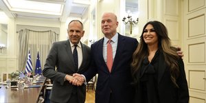 Ο Γιώργος Γεραπετρίτης με την Κίμπερλι Γκίλφοϊλ και τον εκπρόσωπο των ΗΠΑ στο ΝΑΤΟ