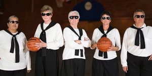 Γιαγιάδες παίζουν μπάσκετ