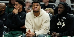 Ο Γιάννης Αντετοκούνμπο με πολιτικά στον πάγκο των Μπακς